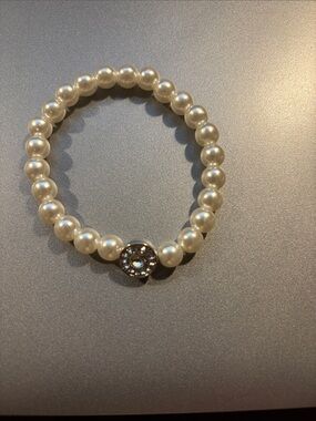 Pearl Stretch Bracelet with Crystal Accent - White